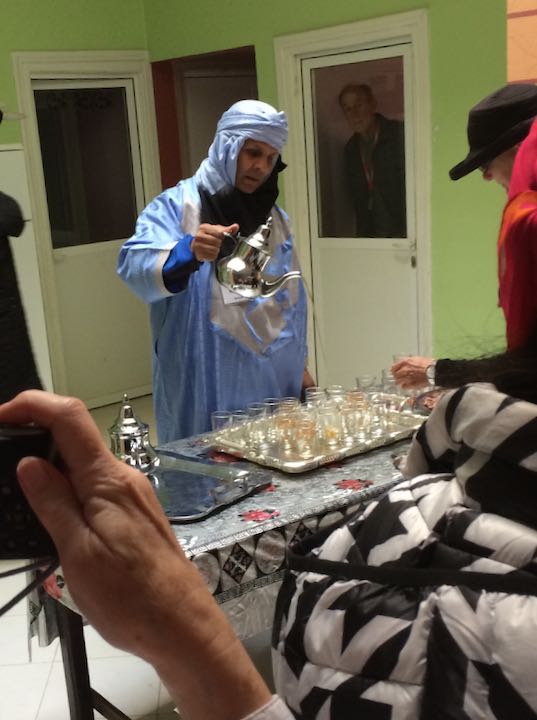 Tour guide, Sninat, pouring mint tea